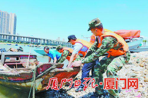 台风逼近,官兵帮助加固船只、渔排。(厦门边防供图)
