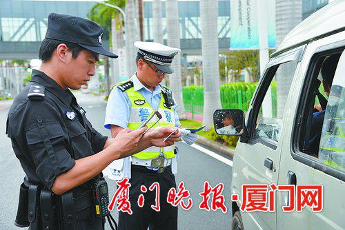 警方对车辆进行盘查。 (警方供图)