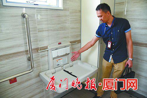 -新建公厕内的母婴台上,有一根保险带,可以固定住婴儿。