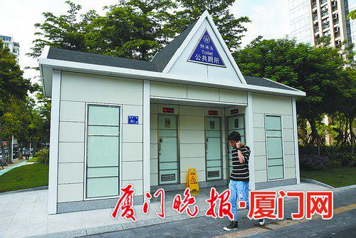-湖滨南路的这处公厕采用斜坡屋顶设计,与周边环境更为搭配。