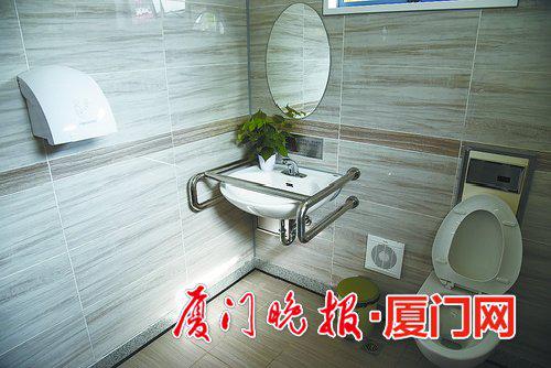 -洗手台旁边设有扶手,方便残障人士或老人借力。