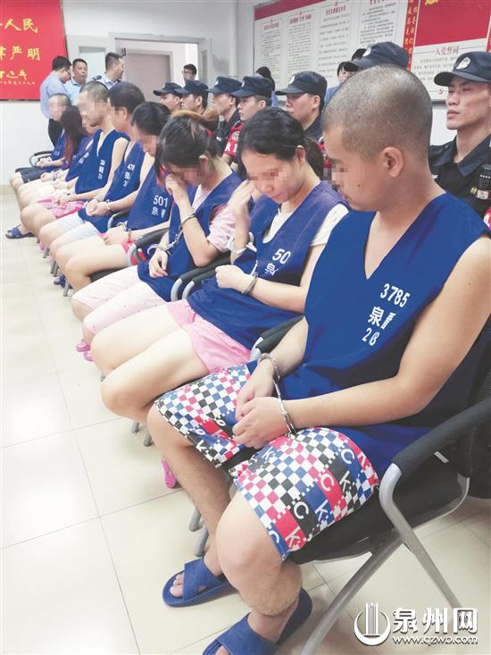 在检察宣告会上,多名嫌疑人黯然拭泪。