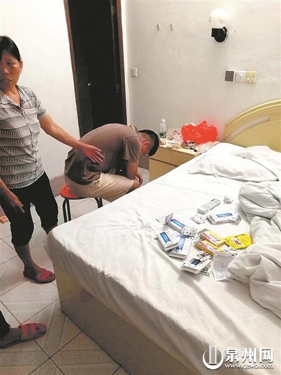 陈某忠捂着肚子,床上散落着大量安眠药。