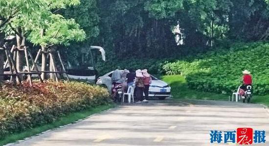 停车场的“管理员”正在向进入车辆收费。