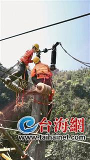 ◆工作人员全力抢修烧坏的设备