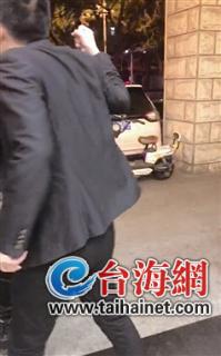 ▲何女士用手机记录了店长陈某骂人和挥拳的场景