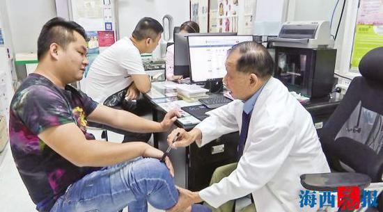 台湾医师陈新川为患者看诊。