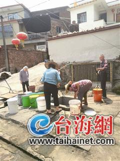 ▲村民轮流在村里唯一一口老井取水