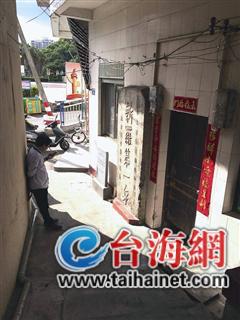 ▲一块石碑立在巷内人家门口