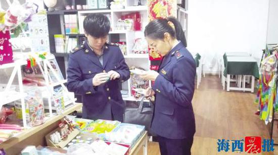 梧村市场监督管理所执法人员到场查处。记者陈小斌摄