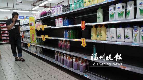沃尔玛联信店部分产品缺货。