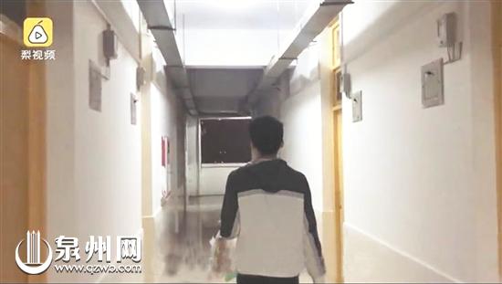 小卖部里的4个男生一般在下课时间接单、送货。