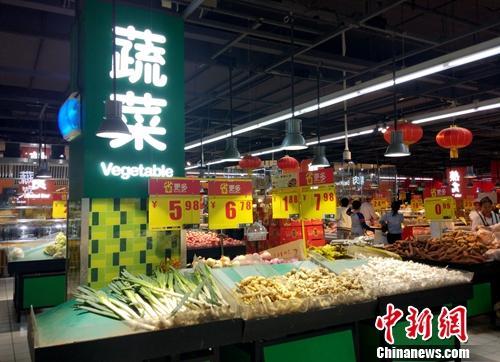 超市里的蔬菜区。中新网记者 李金磊摄