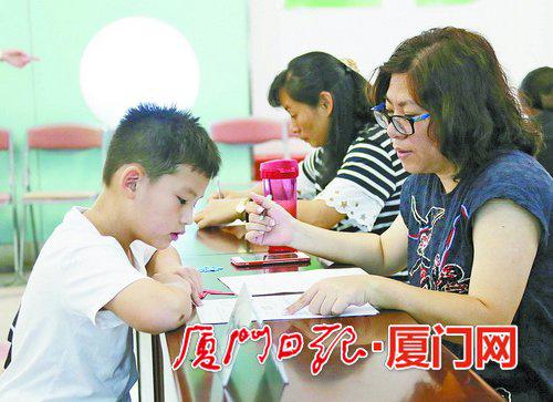 8日上午,小学新生报名面谈现场。 (本报记者 姚 凡 摄)