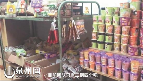 生意不错的小卖部就开在男生宿舍里