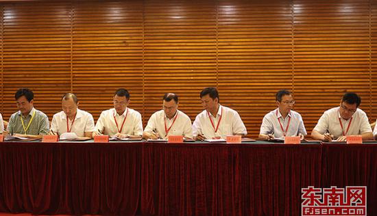 民营企业产业项目洽谈会上,签约24个项目,总投资达336亿元。