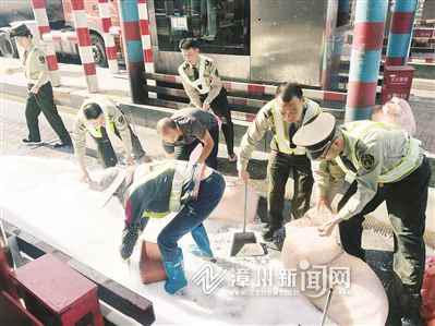 闽粤收费站工作人员清理撒落的塑料米