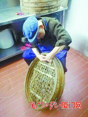 ▲吴再添亲自动手修复制作食物的工具。