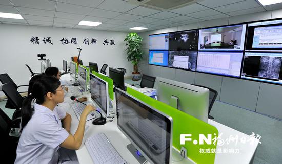 市一医院远程诊室内,医疗专家与基层卫生服务中心医生会诊。