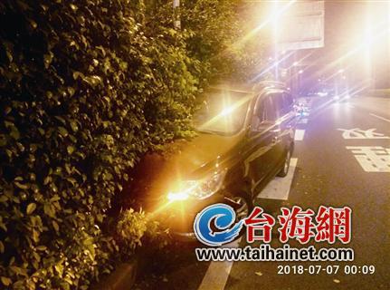 ▲借酒消愁的黄某涛将车开进了绿化带