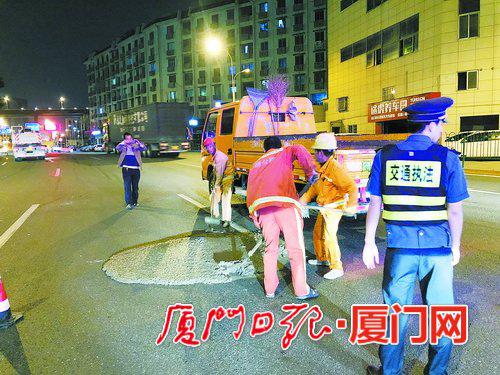 公路部门到场清理倾倒在路上的混凝土。