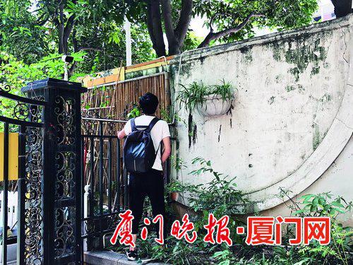 -有人试图翻墙,无保安阻拦。朱俊博摄