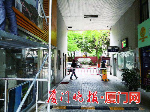 -从道闸夹缝可随意进出。陈万泉摄