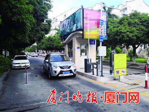 -只要进入瑞景新村小区,车辆就要收钱。虽然有停车票,但不同人待遇不同。