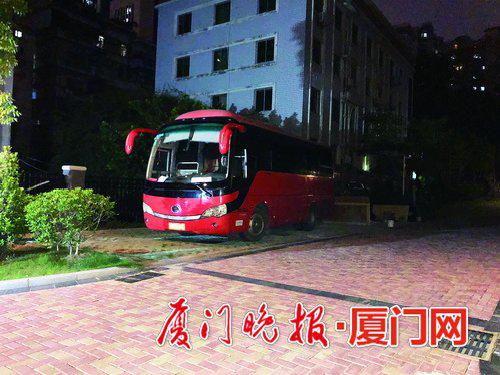 ▲旅游大巴也开进小区停放。