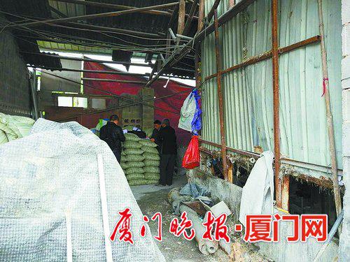 执法人员现场制作查封文书。 集美环保局提供