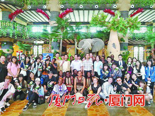 ▲台湾青年学生来厦见习活动在厦门灵玲国际马戏城拉开帷幕。