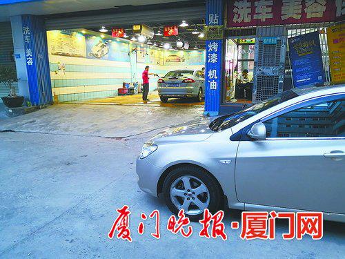 ■不少洗车店设在地下停车场。