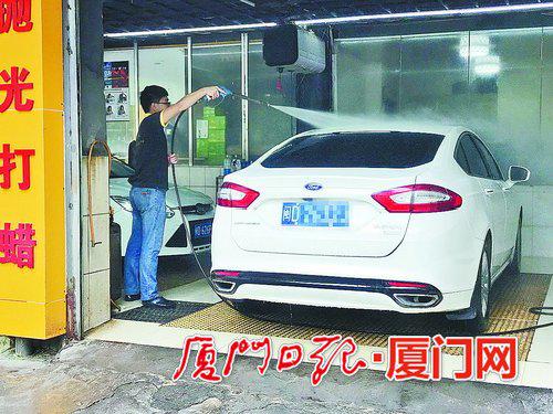 我市现有洗车场500余家。洗车场应符合环保规范。