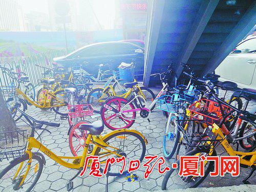 湖滨南路莲坂外图附近天桥下的共享单车乱象。