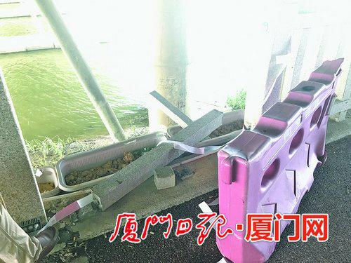 事发处已经放置了水马和警戒线。