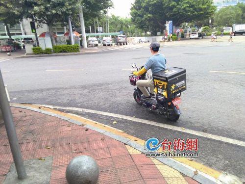 - ▲外卖骑手在路上