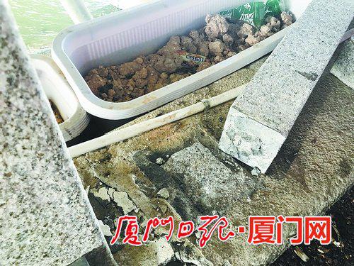 石栏杆断裂处显示栏杆并非整体安装。