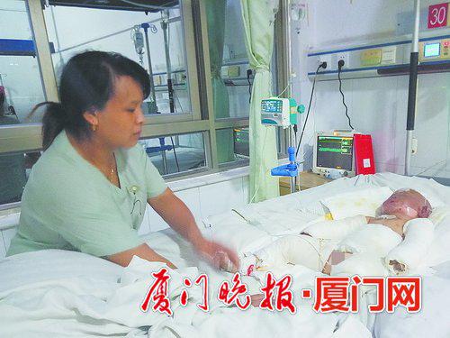 吴勇银在照顾女儿。