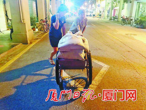 商家正在搬运沙袋。