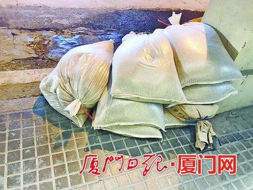 商家将沙袋放在门口。