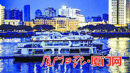 夜色中驶过鹭江海域的“闽厦门客0011”号船。(本组图/洪志佳 摄)