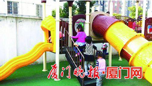 -儿童玩滑梯时,家长要注意看护好。(资料图,与本案无关)