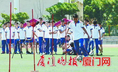 -九成男生报考足球项目。