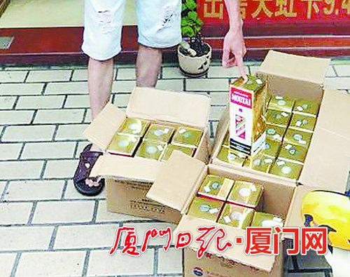民警追回被盗的部分茅台酒。