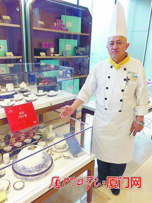 陈智灵向记者介绍国宴专用餐具。(本报记者 席恺摄)