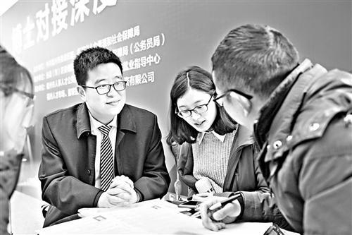陈石宏和女友吴丽萍这对博士情侣,在现场与用人单位洽谈