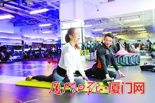 全真瑜伽健身中心教练对学员进行一对一指导。