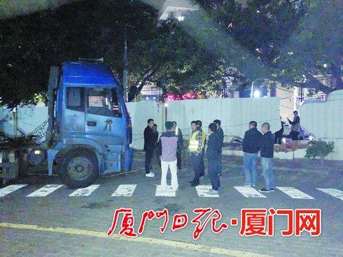 拖头车与被撞毁的墙体。