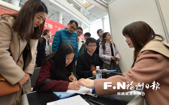 2018年高校毕业生供需见面会暨博士对接洽谈会现场,众多热门岗位受欢迎。