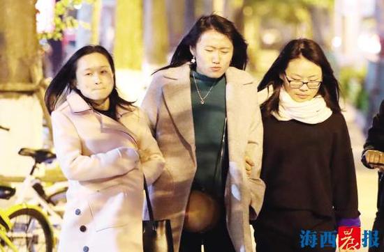 昨日,厦门迎来降温天气,市民穿上厚衣服仍觉得冷。记者陈理杰摄